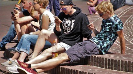 Kabinet wil vanaf 1 januari telefoons de hele schooldag verbieden